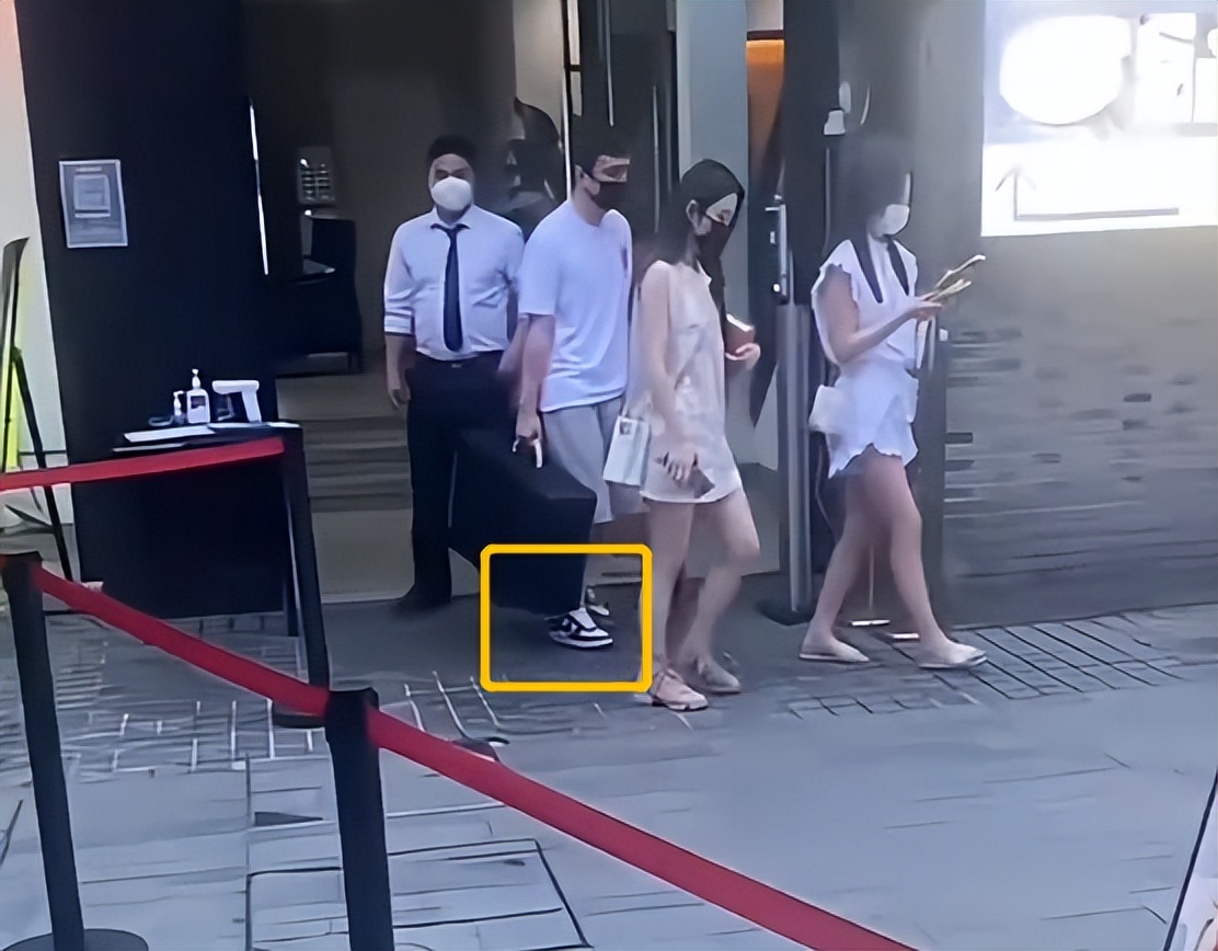 王思聪穿价值百万球鞋陪女友逛街,王思聪穿百万球鞋霸气买单