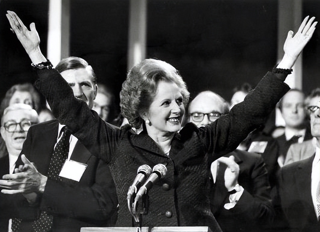 1982年，*小平邓**在谈判桌上对撒切尔霸气表态，撒切尔：残酷