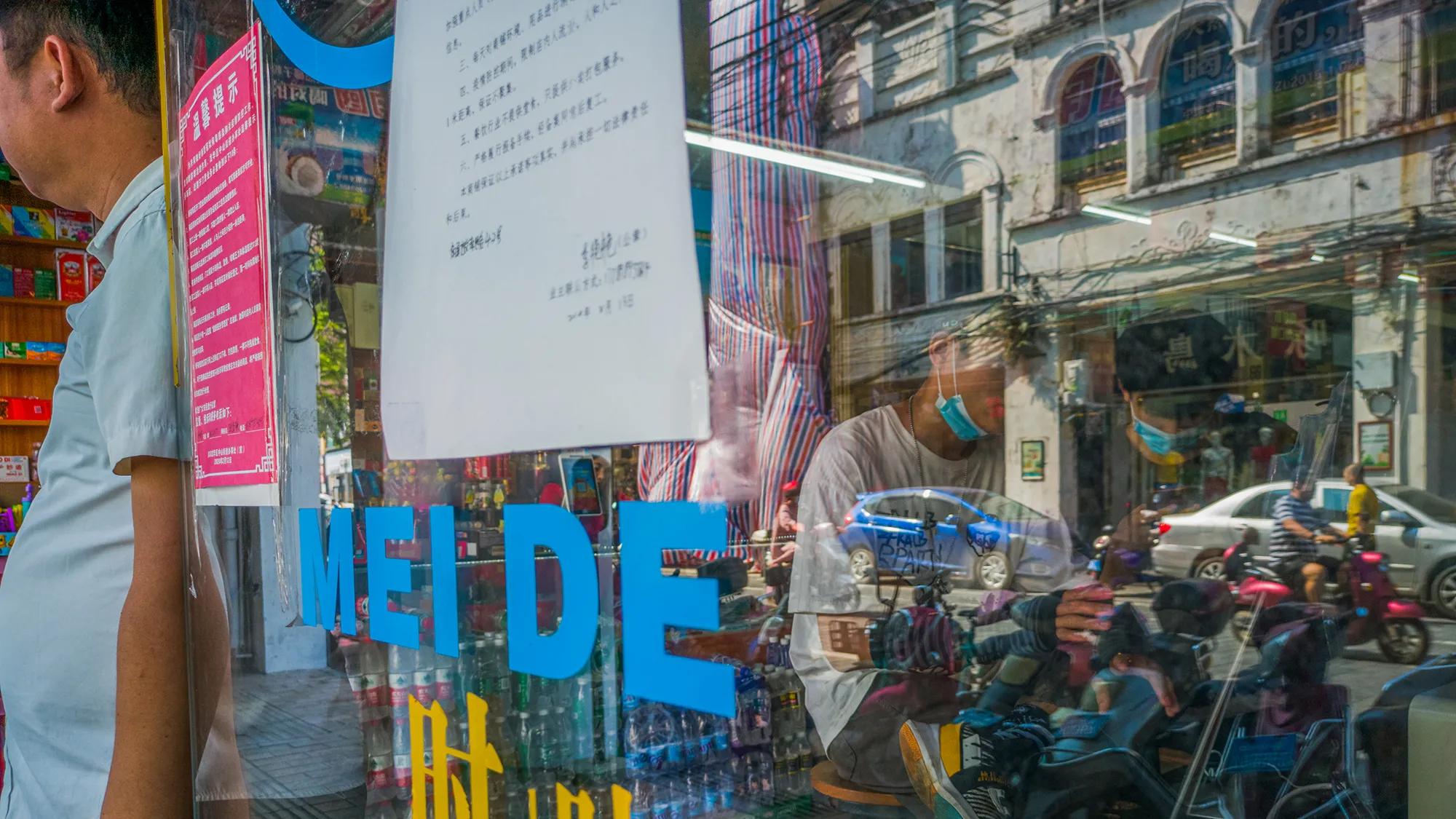 老巷的橱窗,橱窗里的街景