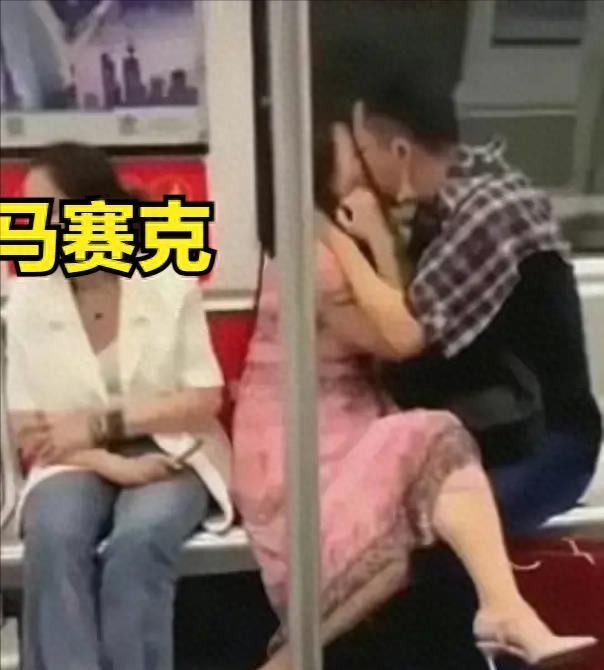 上海地铁情侣不当行为曝光：皮包遮住手*处私**引起关注
