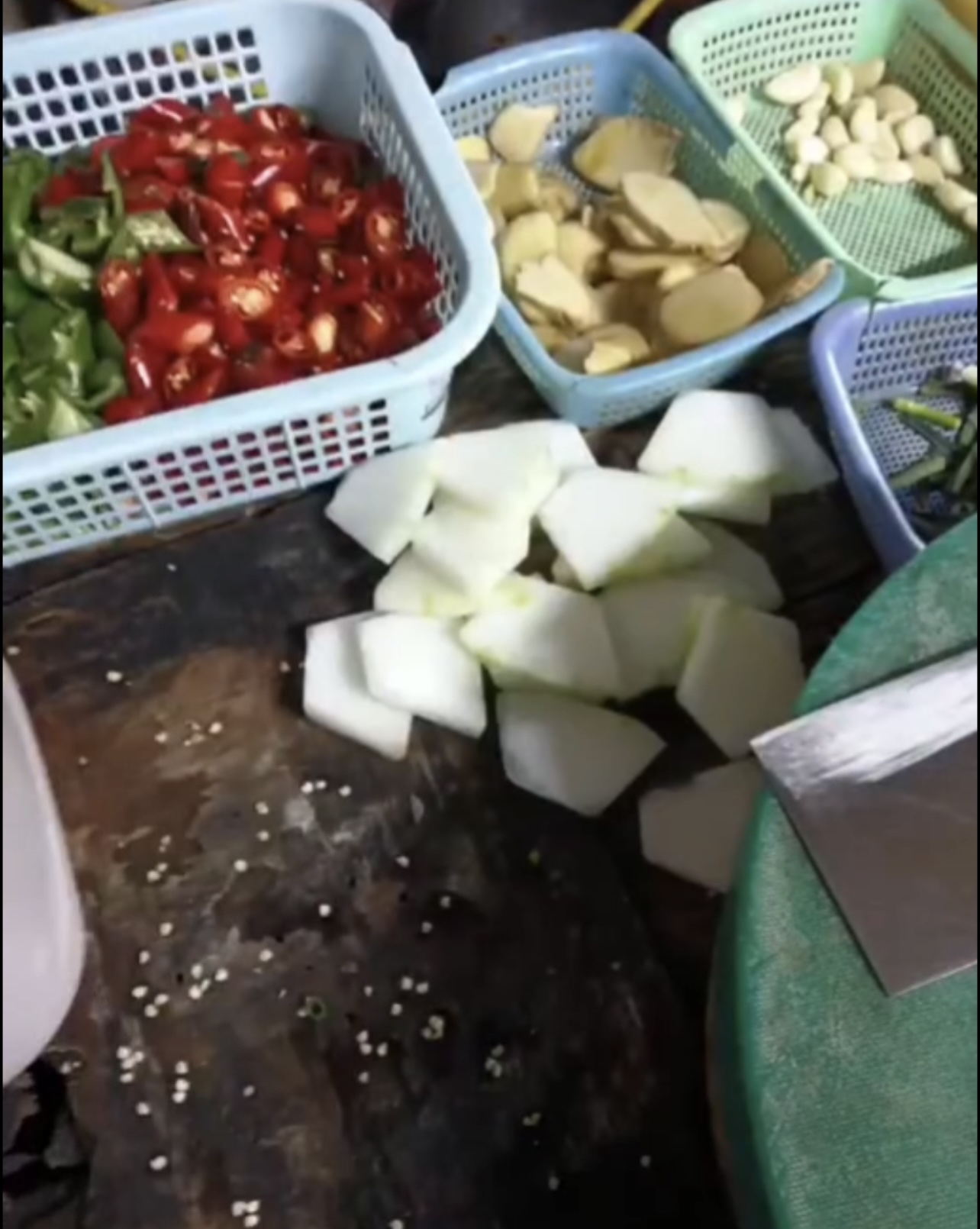 广东饭店厨房蟑螂,深圳知名餐厅后厨曝光