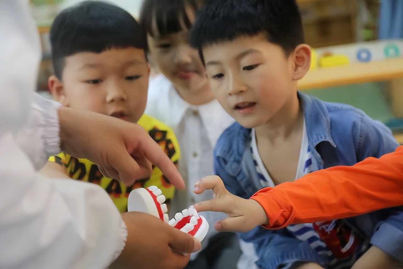 孩子长的兔子牙导致嘴唇突出矫正,孩子牙地包天需要矫正吗