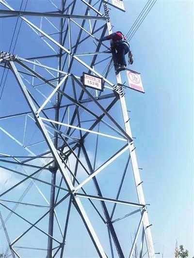 记者在现场:“空中舞者”攀塔走线守光明