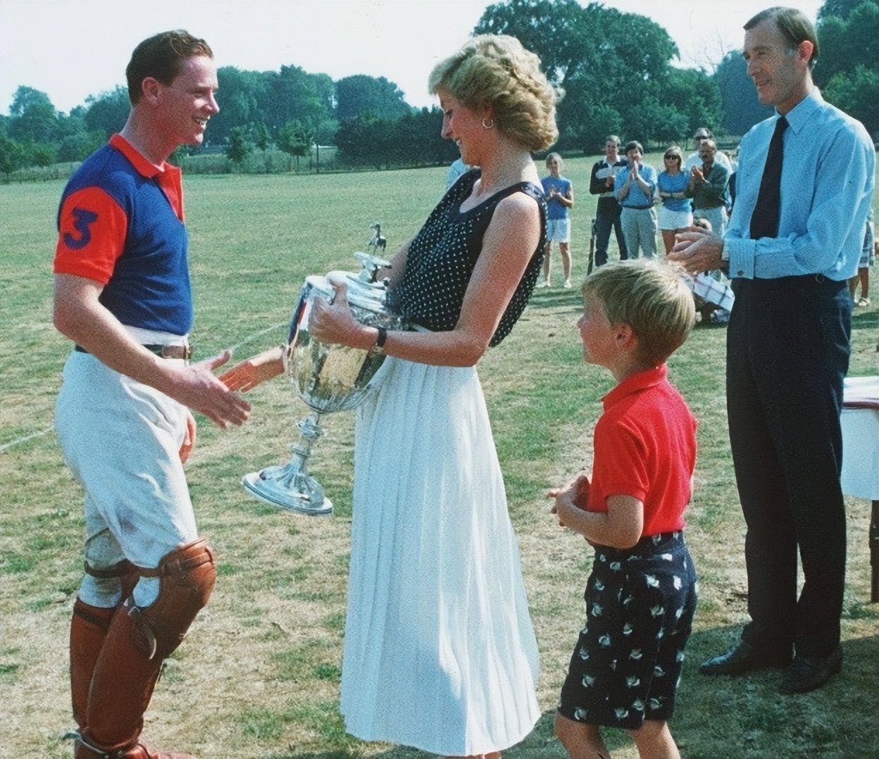 戴安娜初中毕业,戴安娜是高中生吗