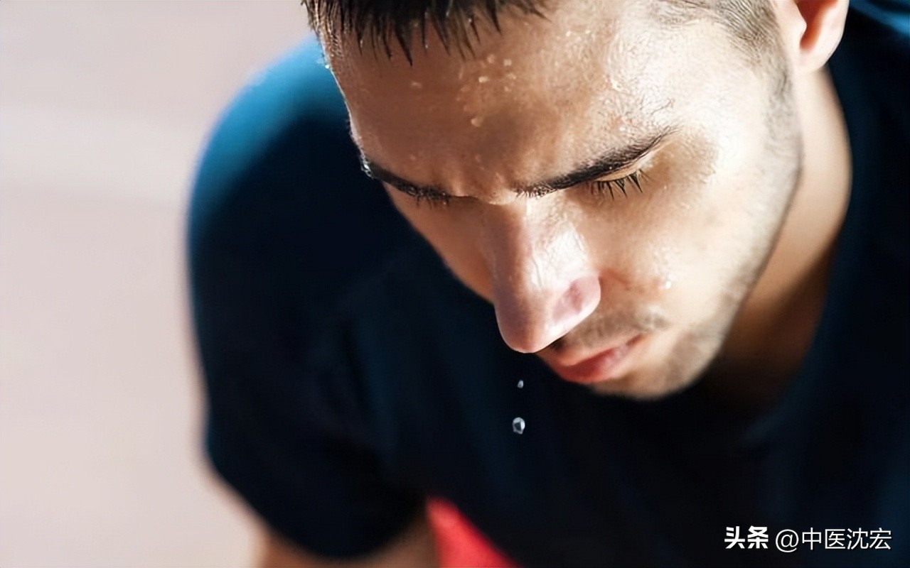 头爱出汗湿热怎么调理,头上出汗到底是湿热还是阳气虚