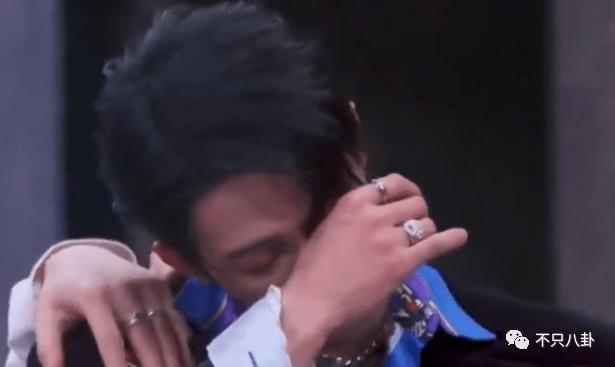 好甜，她嫁给自己的漫画主人公啦