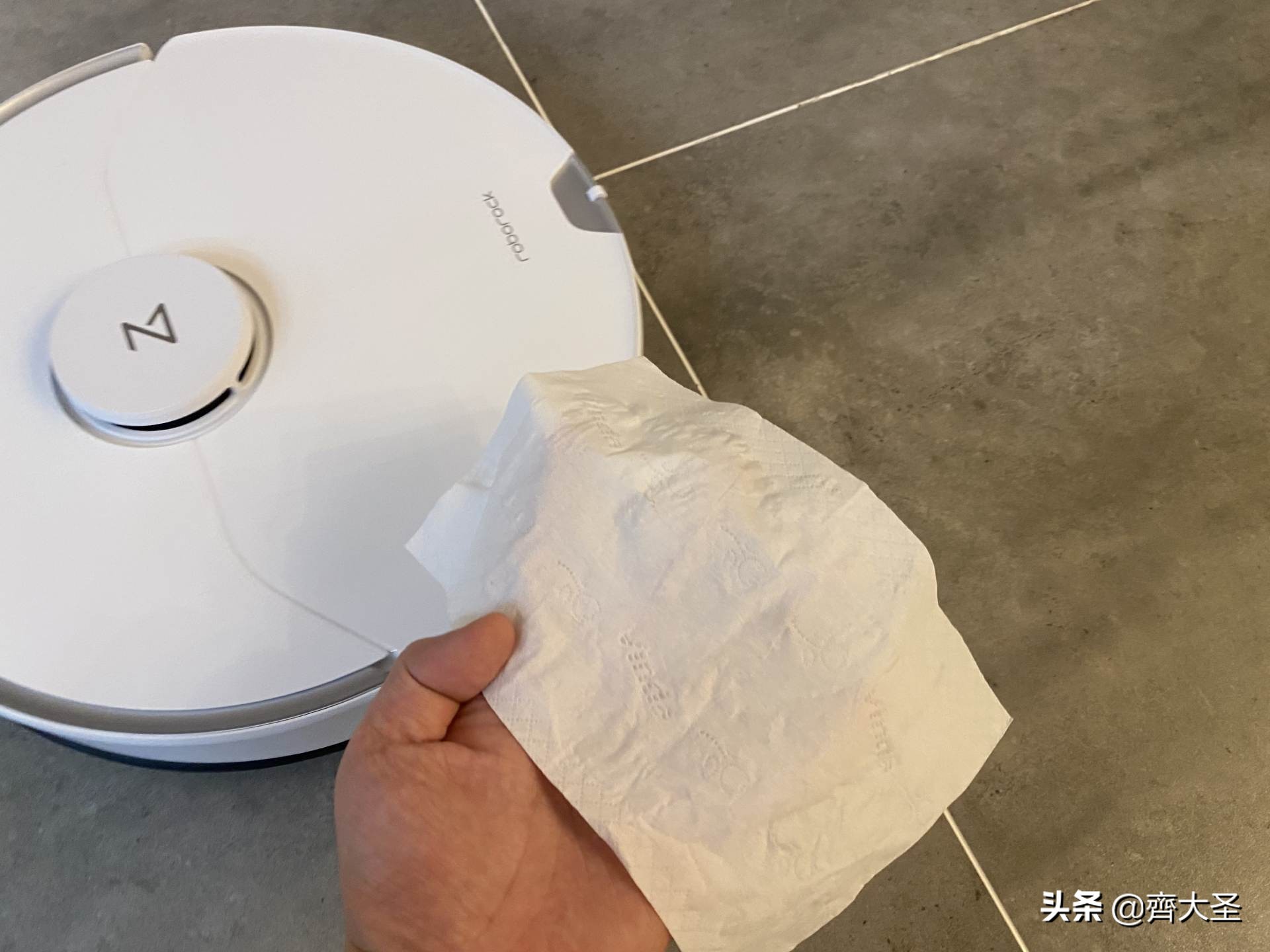 扫地机器人拖地震动和旋转哪种好,机器人旋转拖地和震动拖地