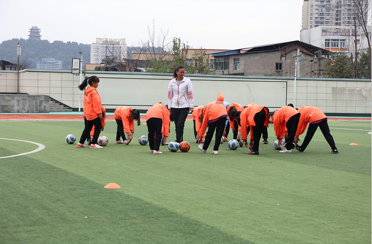 绿茵场的交流,校园足球嘉年华切磋球技促进交流