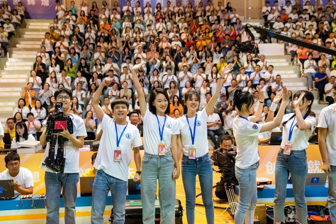 同城热搜第二！《大三女生》开播即热播