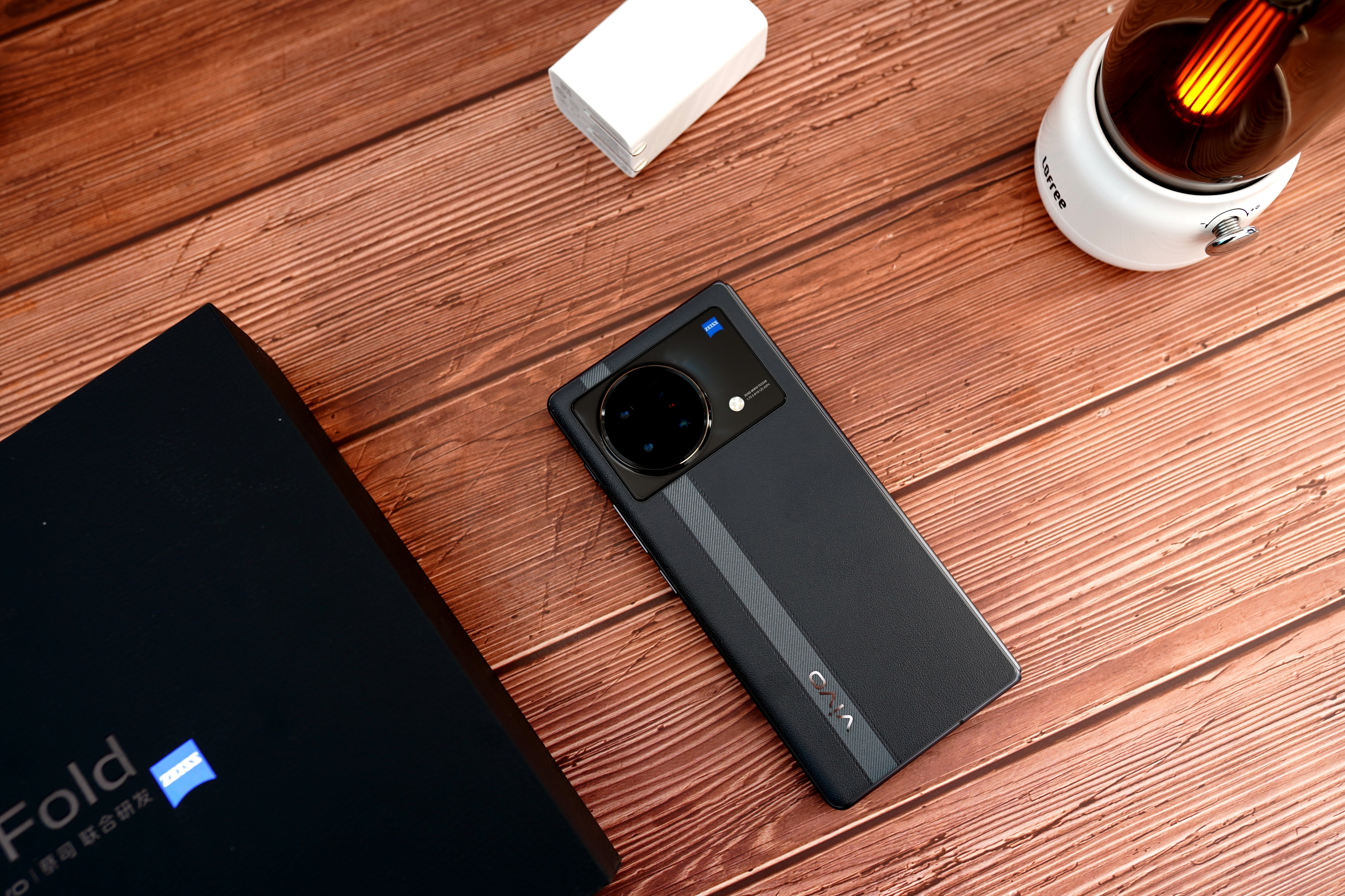 vivoXFold民间评测：8999起售，发布最晚折叠屏，能超越友商吗？