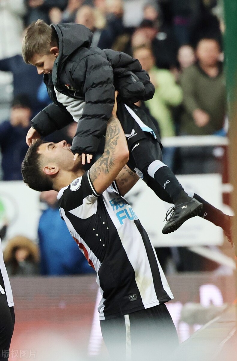 7000万欧签下小伊布！纽卡正式叫板英超旧豪强