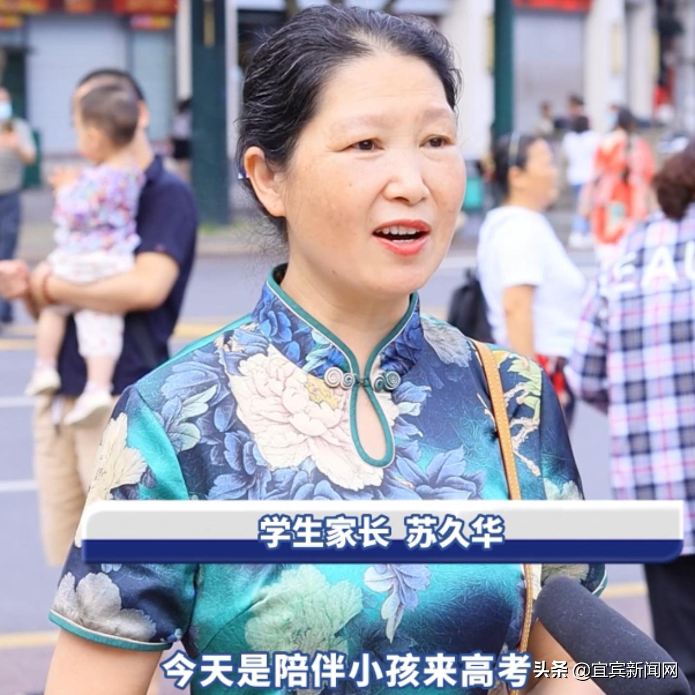 高考考场外学科老师陪考感人,直击2023高考现场考生进入考场