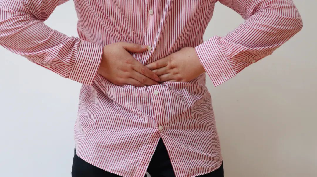 腹痛的表现症状有哪些,引起腹痛的原因以及鉴别