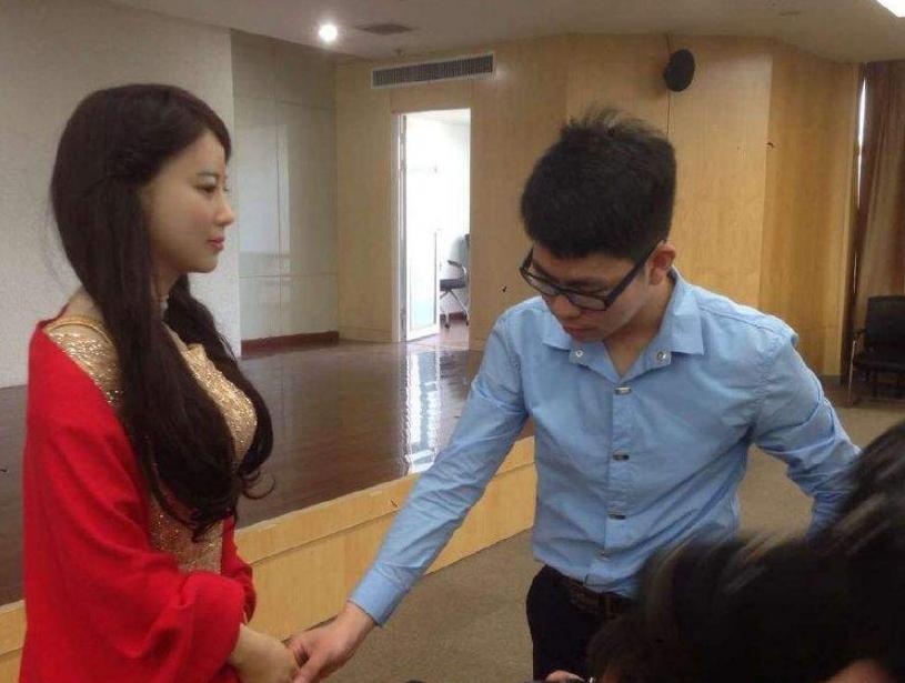 最接近真人的女性机器人,能生小孩的机器人是否真实