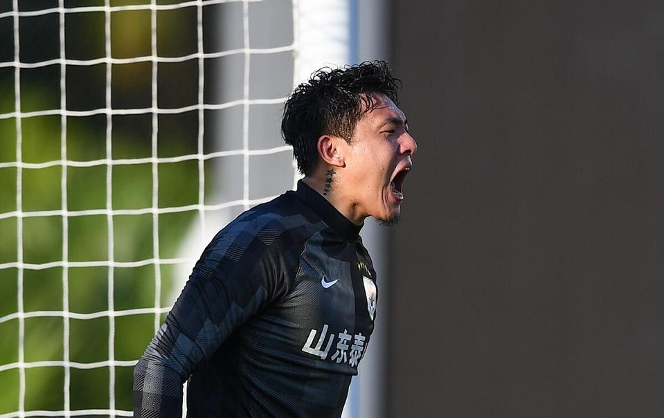 钟晋宝恶意犯规差点被*攻围**，幸亏王大雷及时出头，为他化解危机