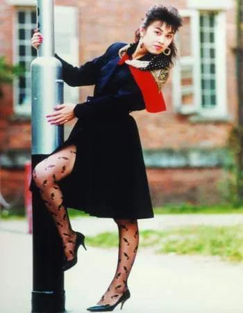 她一直做着《女人梦》，经历了五个男人，是第一个吃螃蟹的变性人