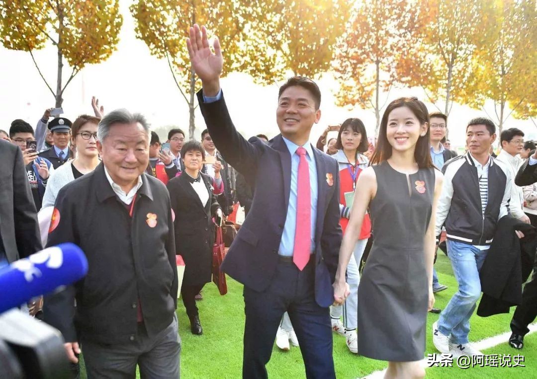 刘强东章泽天瑞士打货论坛,章泽天和刘强东首次同框