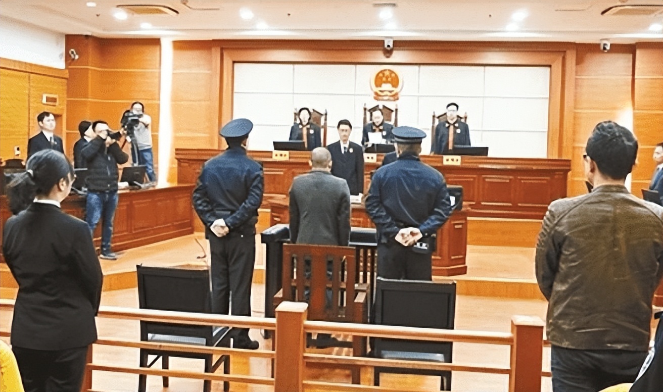 18岁小伙网购24把仿真枪被判无期！哭诉：局长藏20把真枪才判3年