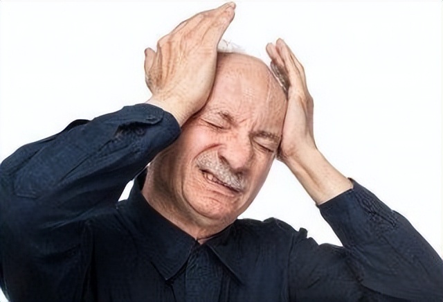 45岁后，是疾病“爆发期”，医生：若出现6个信号，早做筛查为妙