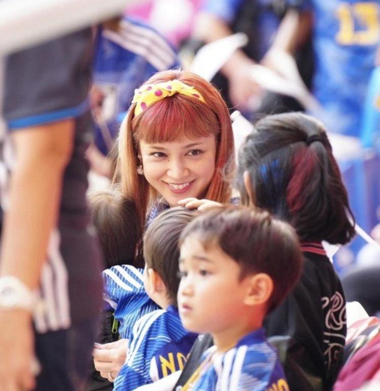 日本足球队太太团看世界杯,世界杯足球太太团十大女神