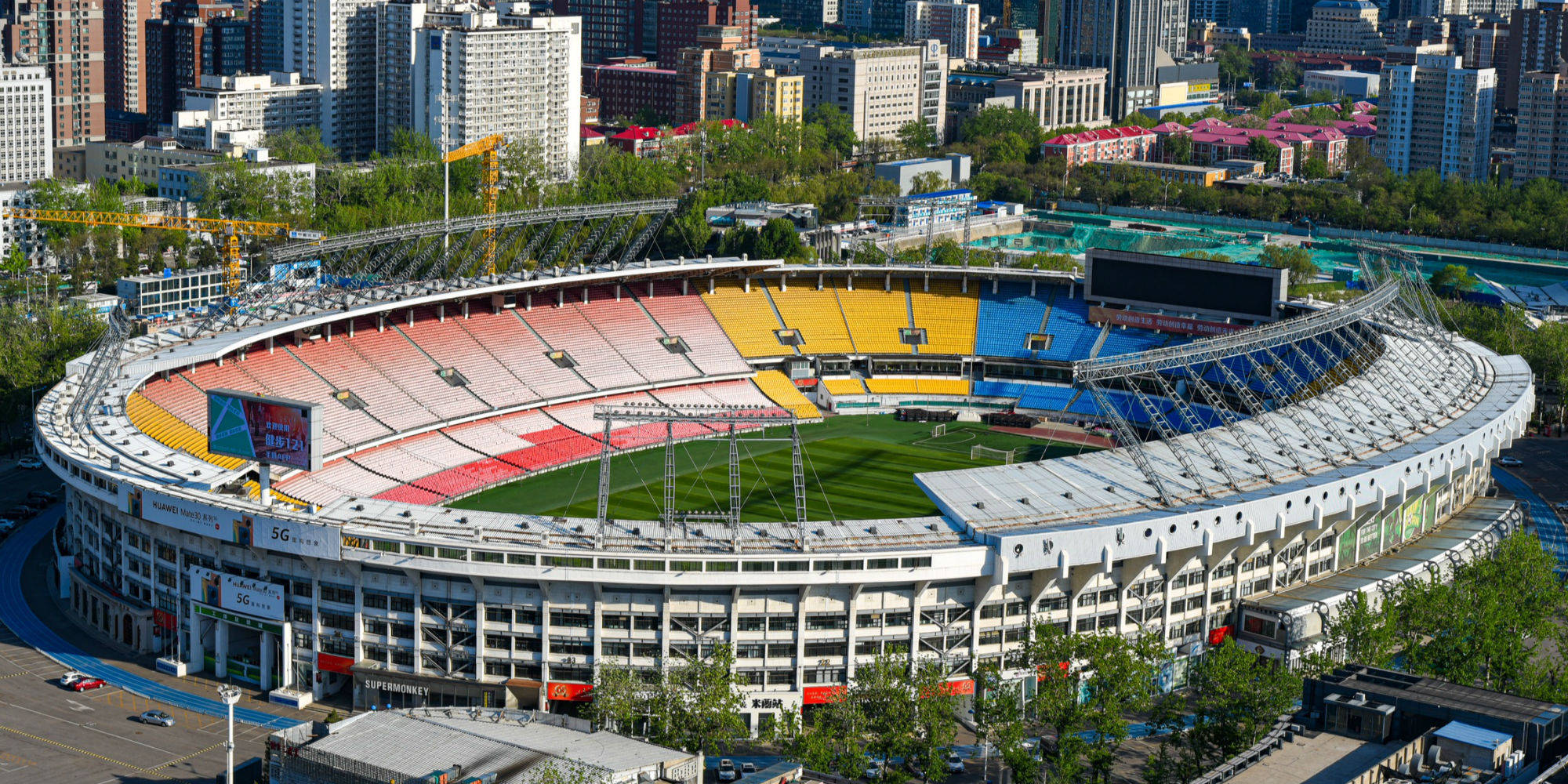 最大的体育场能容纳多少人,中国最大的体育场