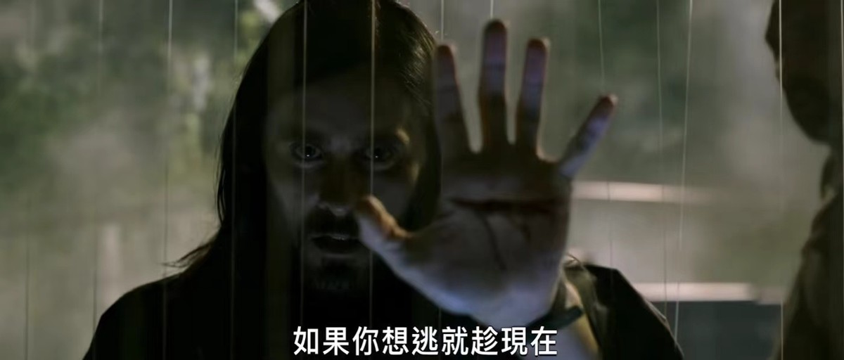 50岁的莱托少爷格子西装现身时装周，穿着喇叭裤，还涂蓝色指甲油