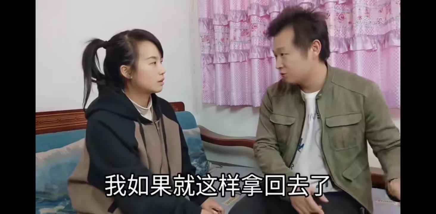 一朵在家里沙发后发现五千元,这次朵错怪奇,是奇妈昨天偷放的