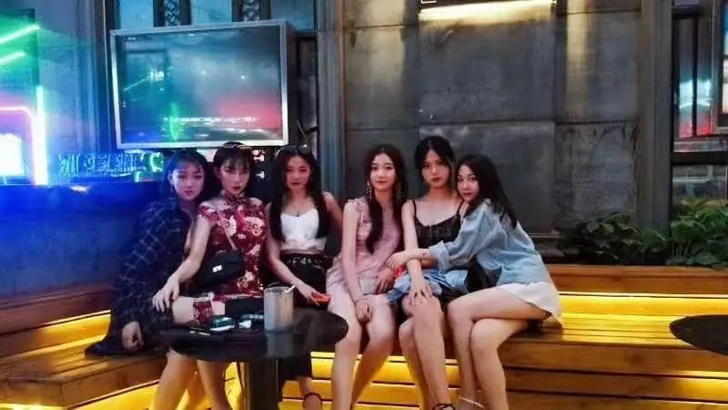 我们和一位专业气氛组小姐姐，聊了聊真实的夜店