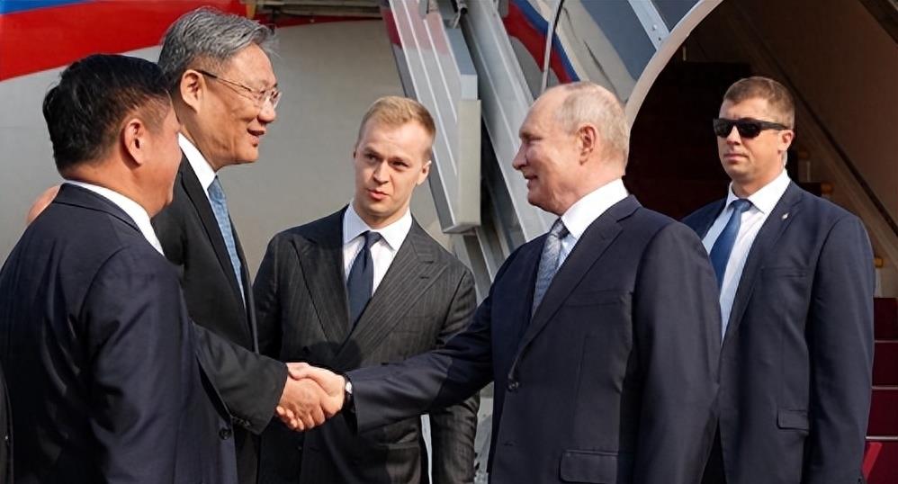 金色俄罗斯高级轿车,金色的俄罗斯轿车2021款