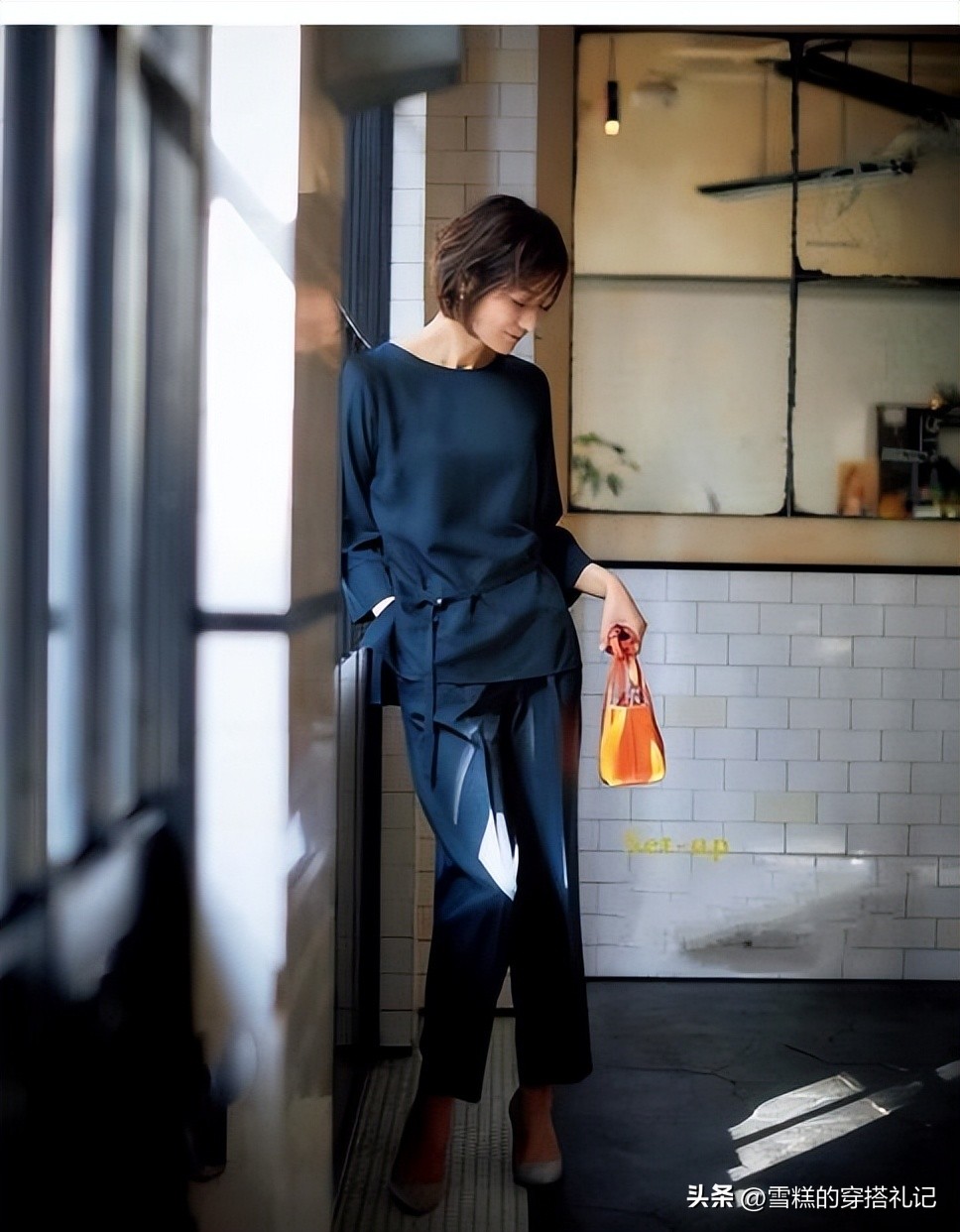 大妈们再懒也少穿运动鞋、打*裤底**，没气质！学日本主妇这样穿多美