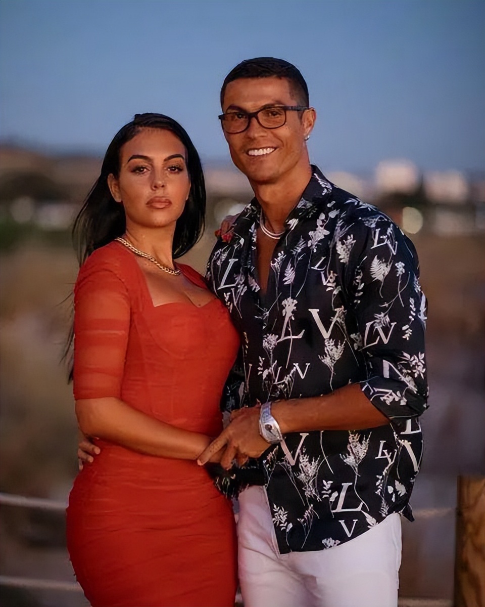 乔治娜产后恢复,乔治娜晒c罗带娃照