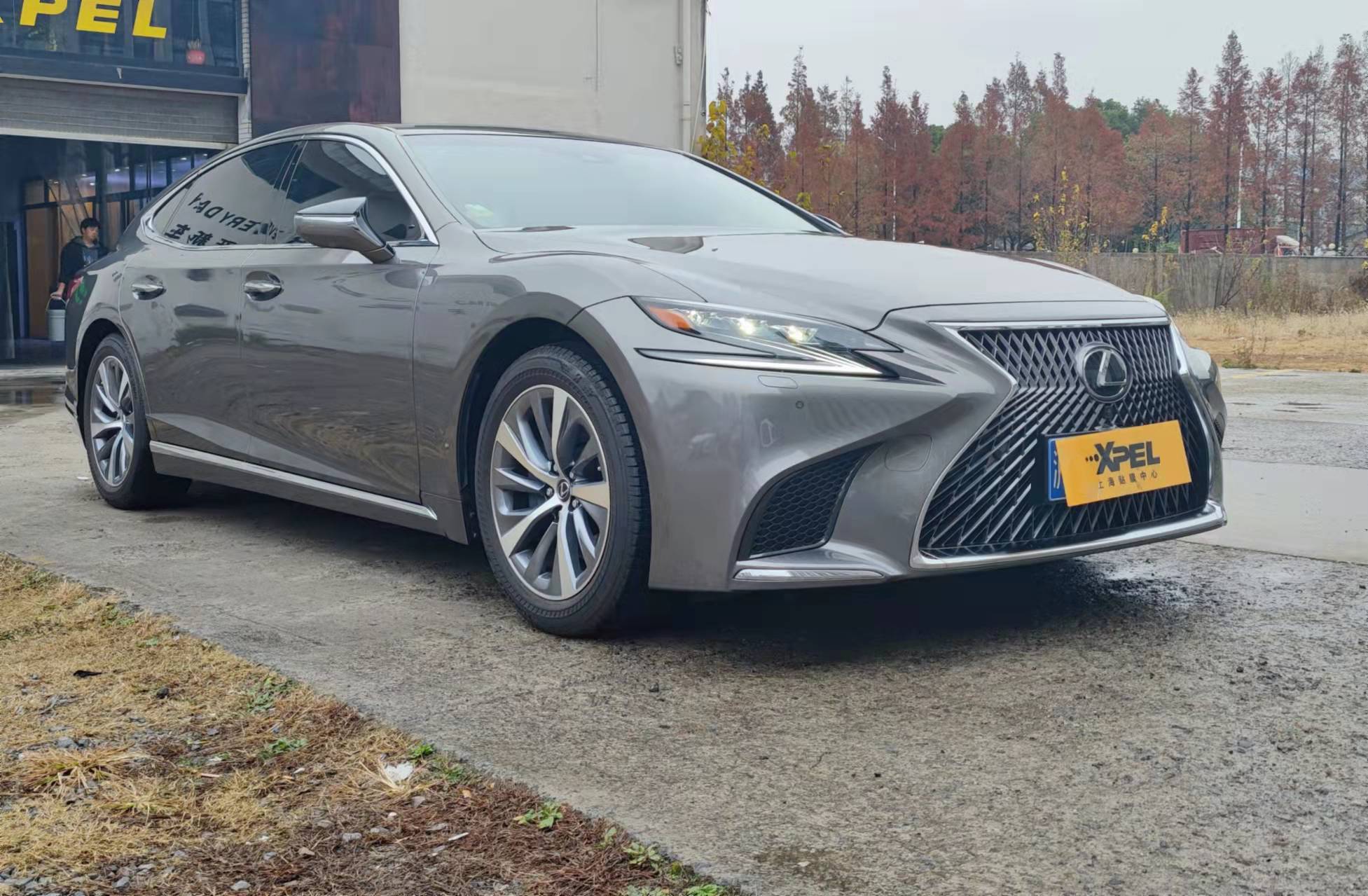 汽车后挡起泡要不要重新贴膜,汽车玻璃贴膜起泡怎么去除