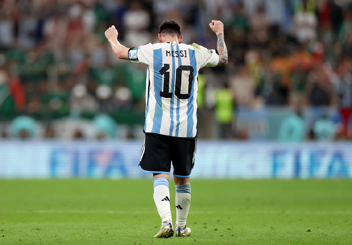 梅西夺冠穿的黑袍是什么意思,梅西世界杯冠军黑袍是什么