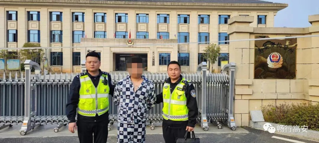 白色轿车违法超车肇事逃逸,违规掉头肇事逃逸