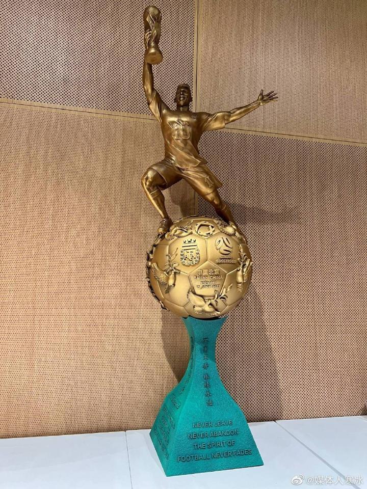 主办方提前颁奖给梅西,主办方给梅西奖杯