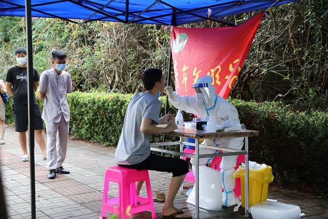 高温抢救10小时,中国大型制冰厂几秒一块冰