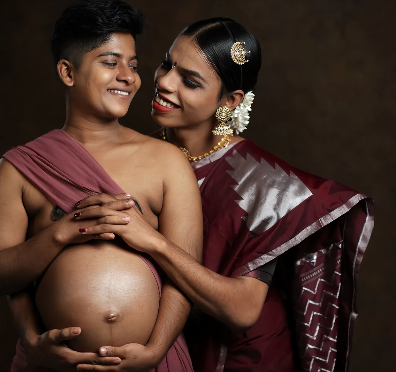 印度跨性别夫妇孕照引轰动！为有一个自己的娃，爸爸选择了怀孕