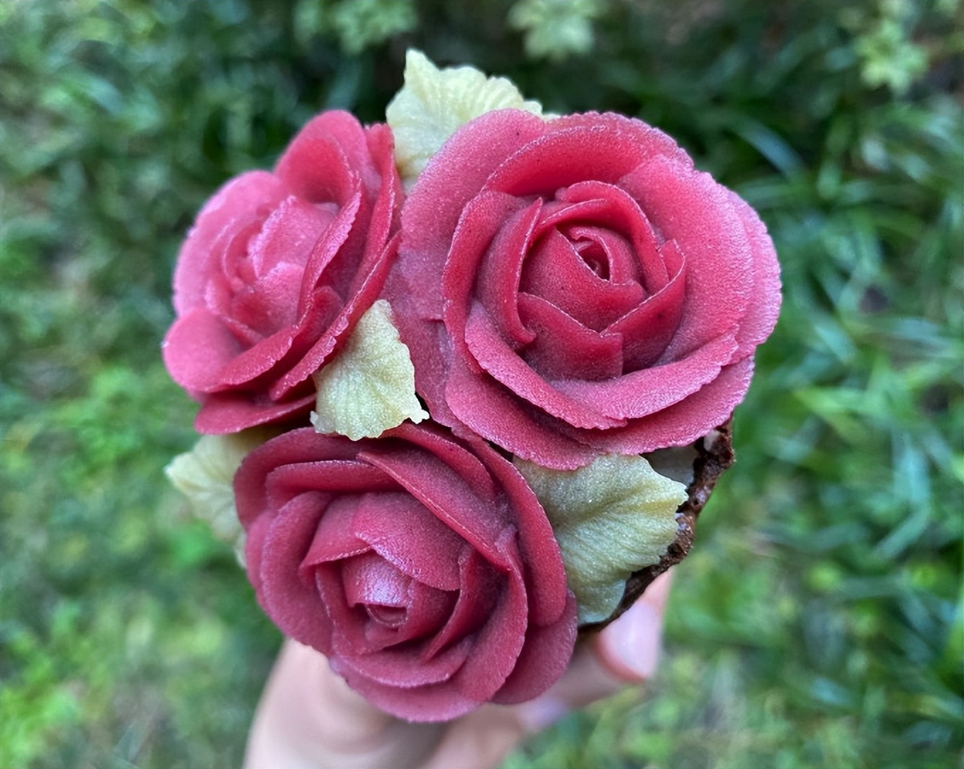 夏日的甜蜜诱惑:玫瑰花冰淇淋,盛开在夏日里的美味“花束”