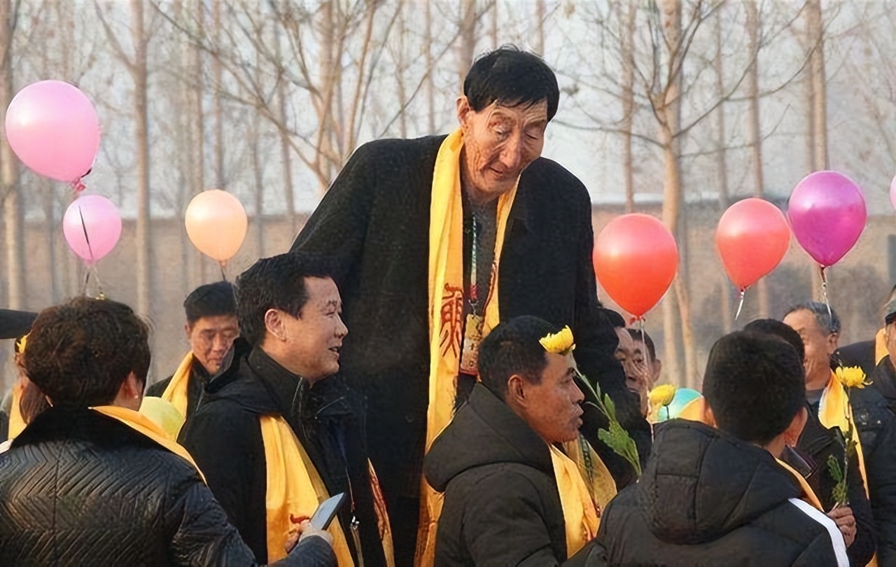 中国2米36巨人鲍喜顺现状,2米巨人鲍喜顺近况