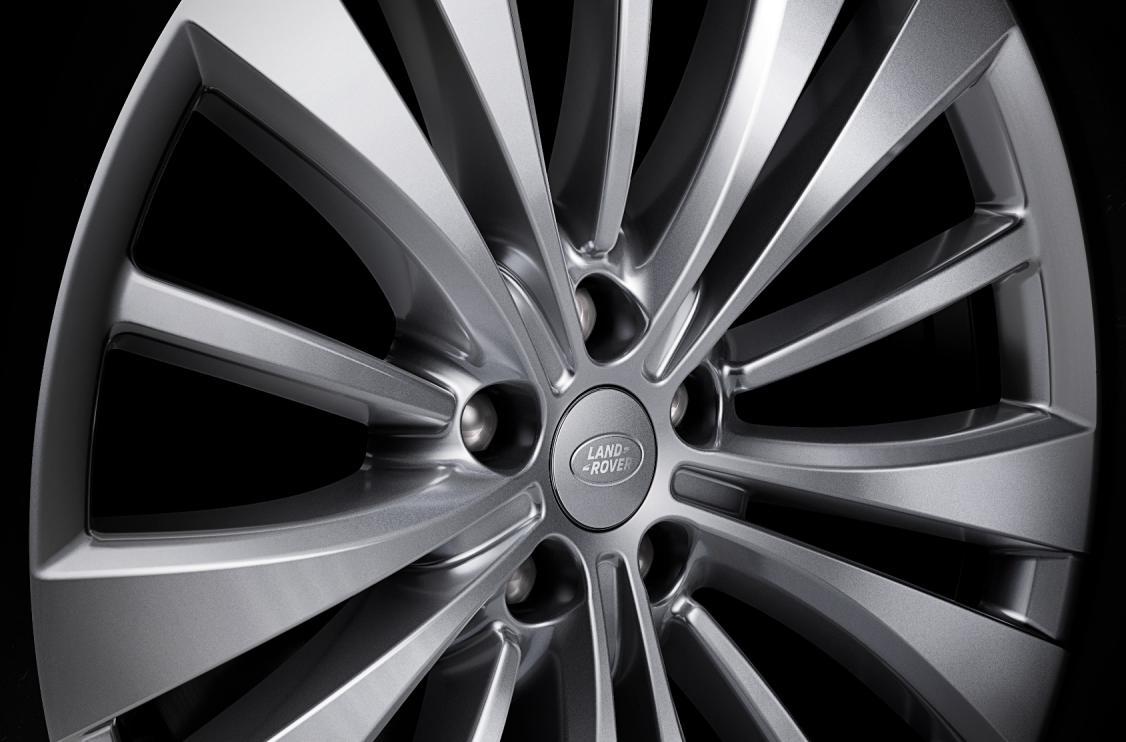 依旧豪华全新路虎揽胜发布详细图,新款路虎揽胜尊荣创世加长版街拍