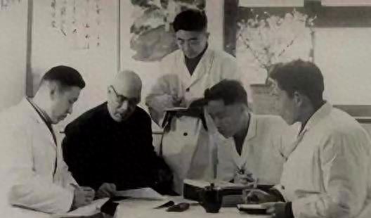 1957年毛*东泽**患上感冒，医生治疗却加重病情，舒同：请刘惠民看看