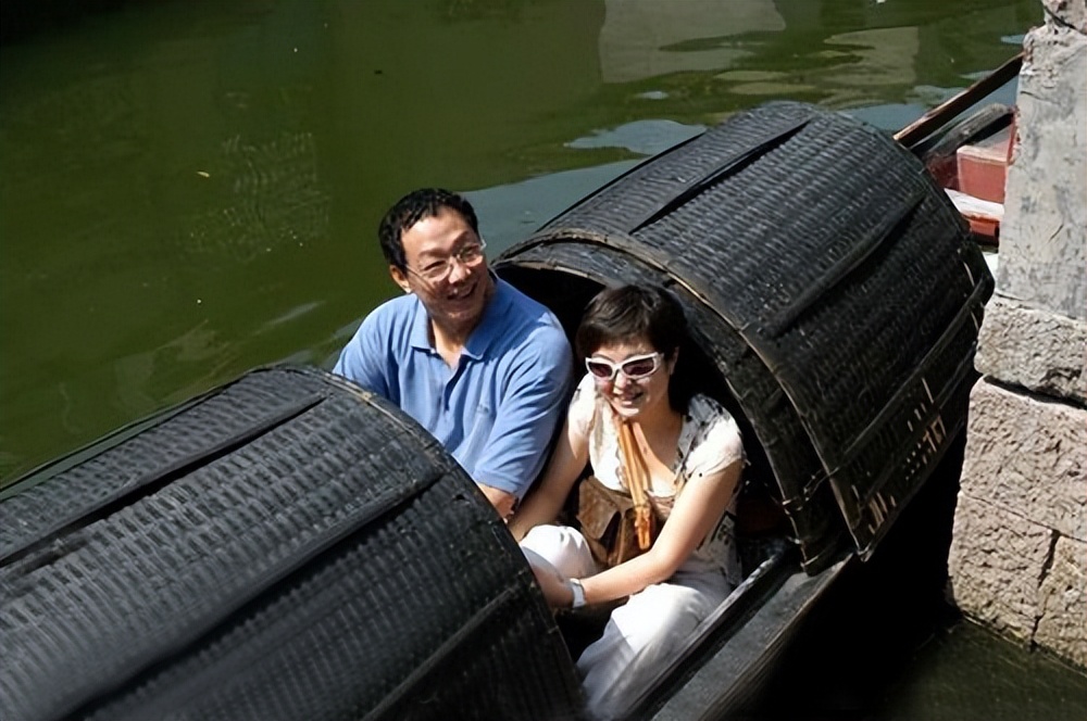 15年央视女神投资小伙画漫画历史，被讽钱多人傻，她却说：我赚了