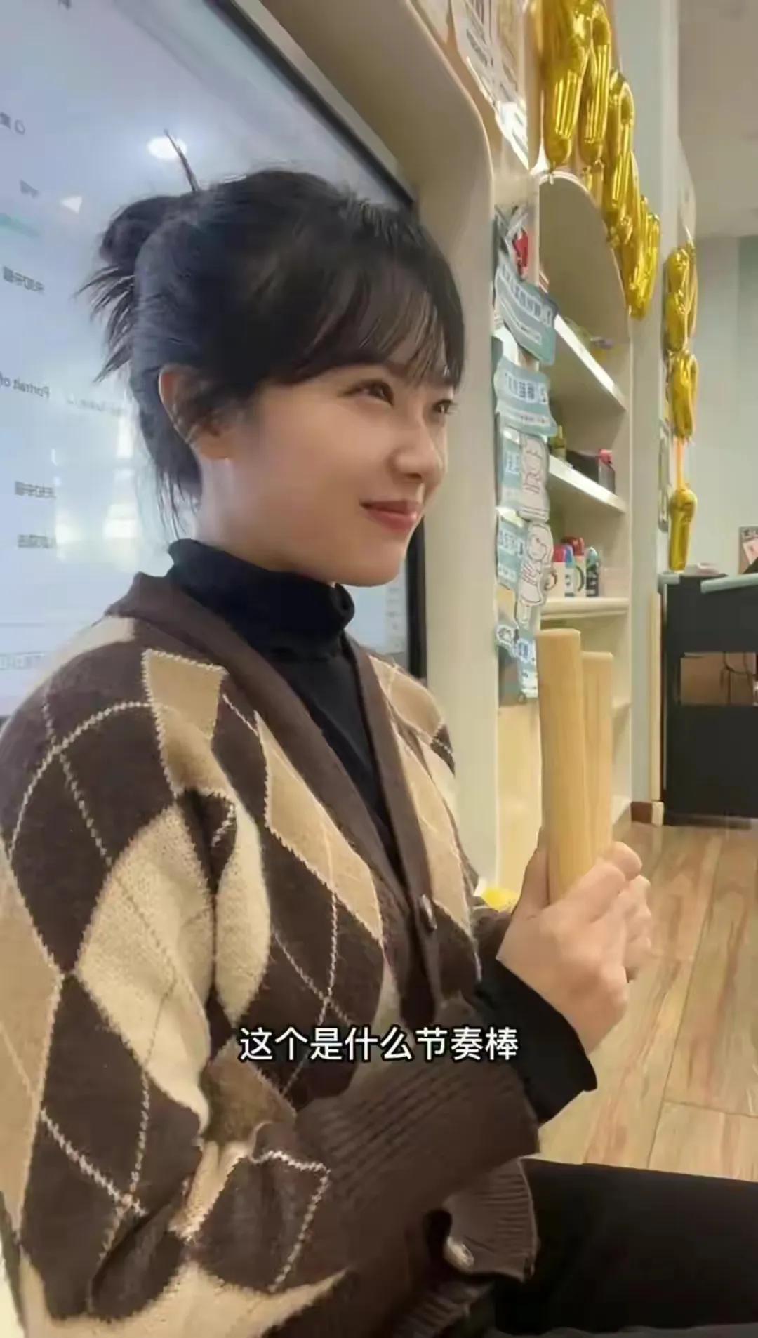 挖呀挖黄老师为什么走红,挖呀挖黄老师为啥会火