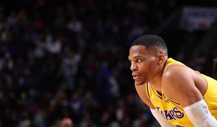 19年詹姆斯面对东契奇,詹姆斯被东契奇点名防守