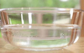 一斤盐溶于水是否得到两斤盐水,一斤盐一斤水融在一起是二斤吗