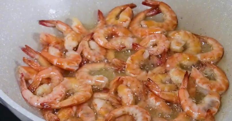 正宗蒜蓉大虾的做法简单,蒜蓉大虾配米饭