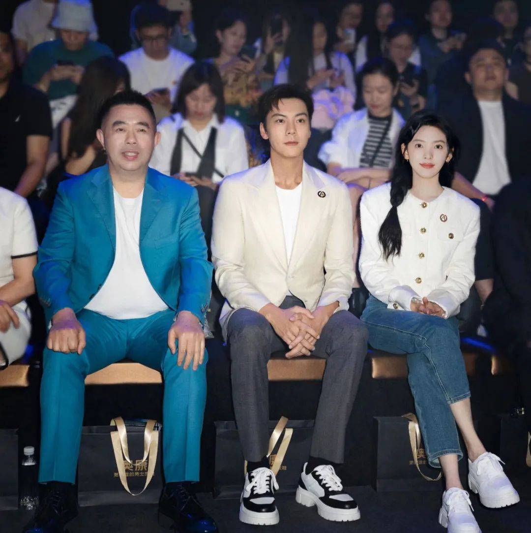 奥康首创运动皮鞋在杭州首发,奥康男士商务皮鞋