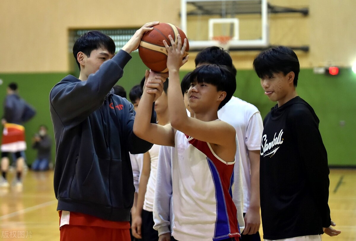 决战伊朗12人名单调整，乔帅姚明提要求，曾凡博5人最新行程曝光