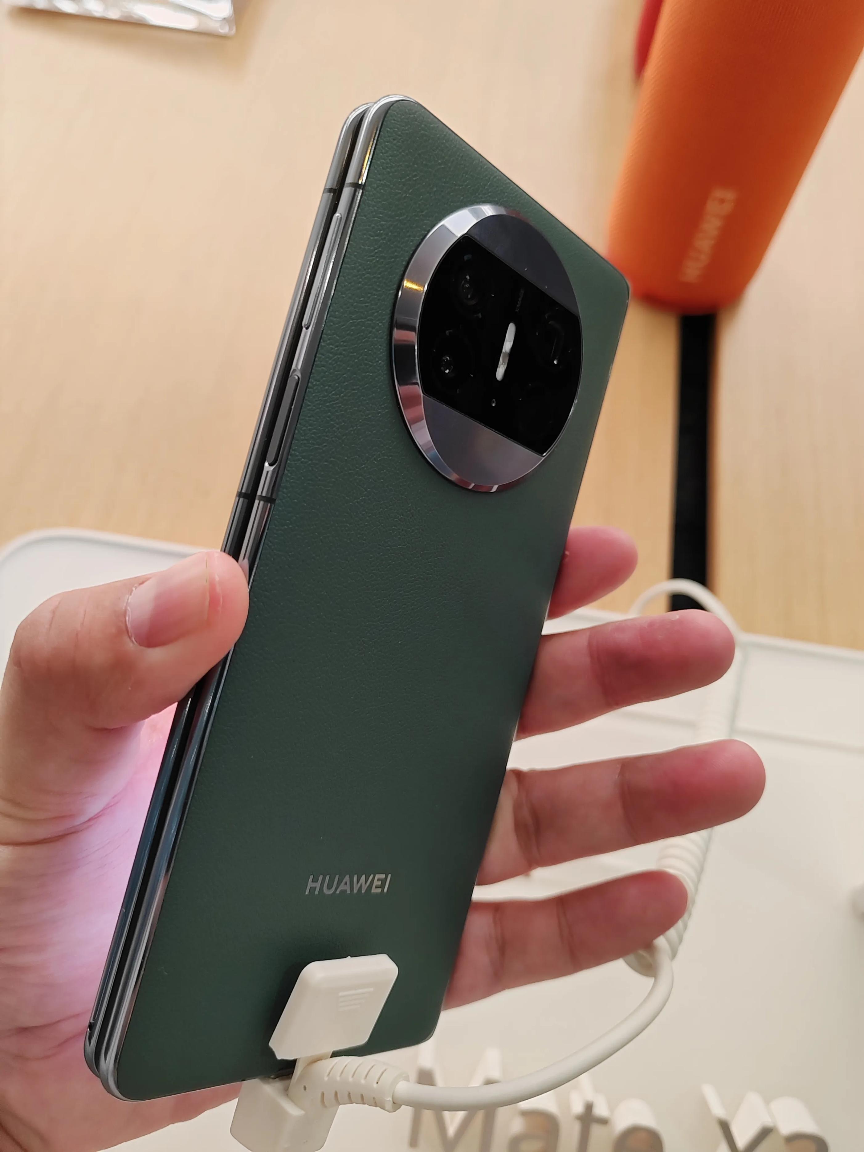 华为发布新款折叠屏手机matexs2,华为折叠屏matex2评测