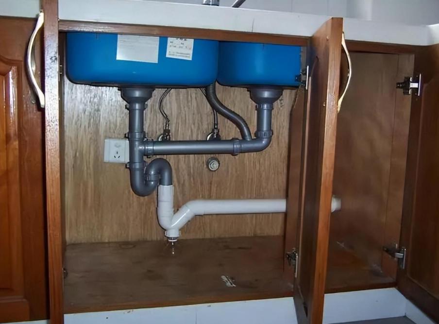 为什么不能将开水倒进厨房下水道,厨房焯过菜热水放哪好